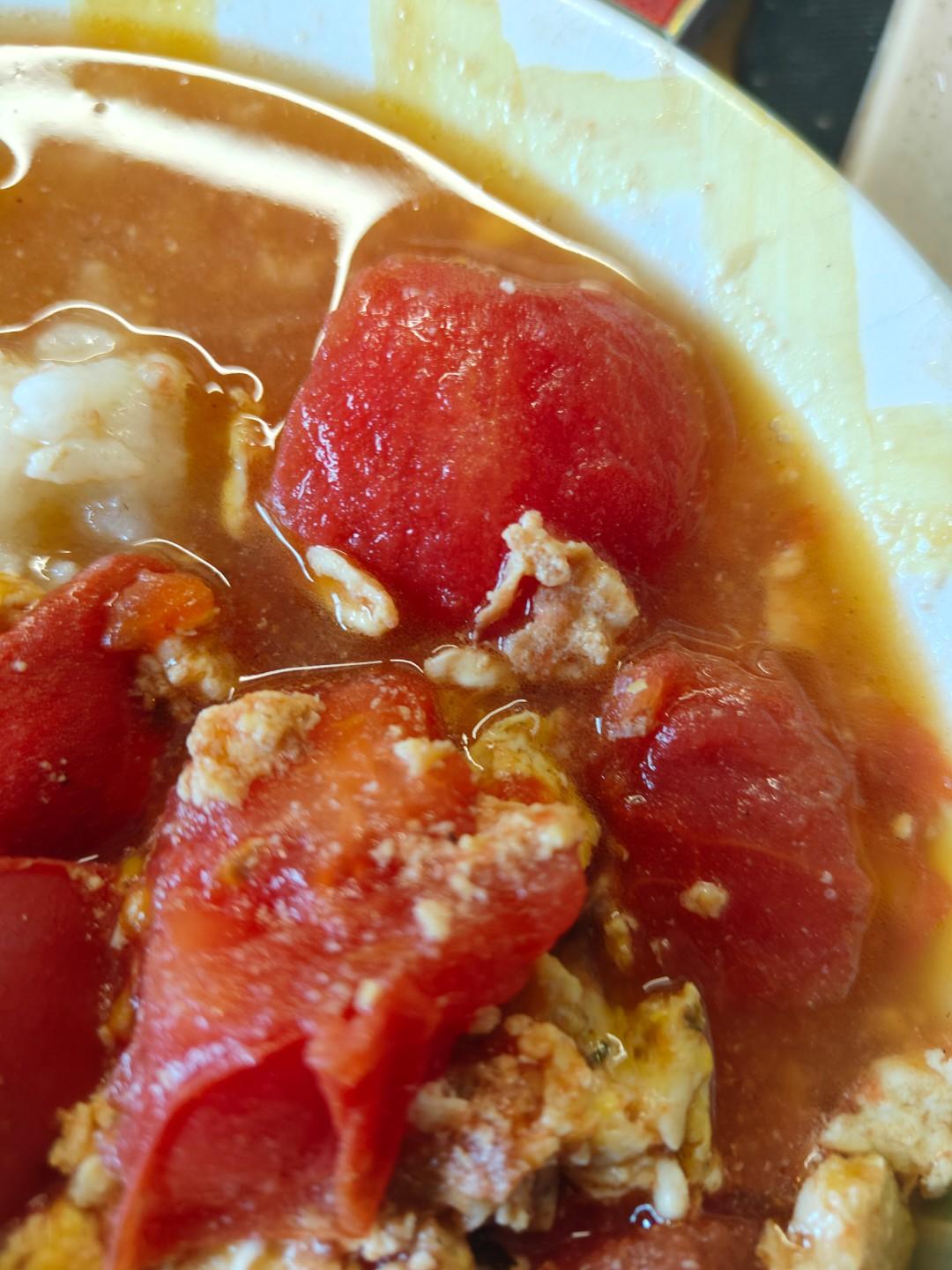 🍳 番茄吸饱了阳光在汤里跳舞，蛋花是碎金撒进白米饭漩涡，这口热乎是胃最懂的诗✨