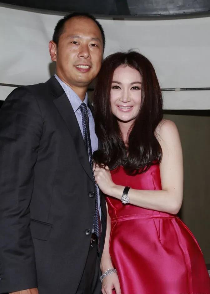 2000年，身价十亿的何祖光向温碧霞求婚，谁料​​温碧霞却向他提了一个要求：“我