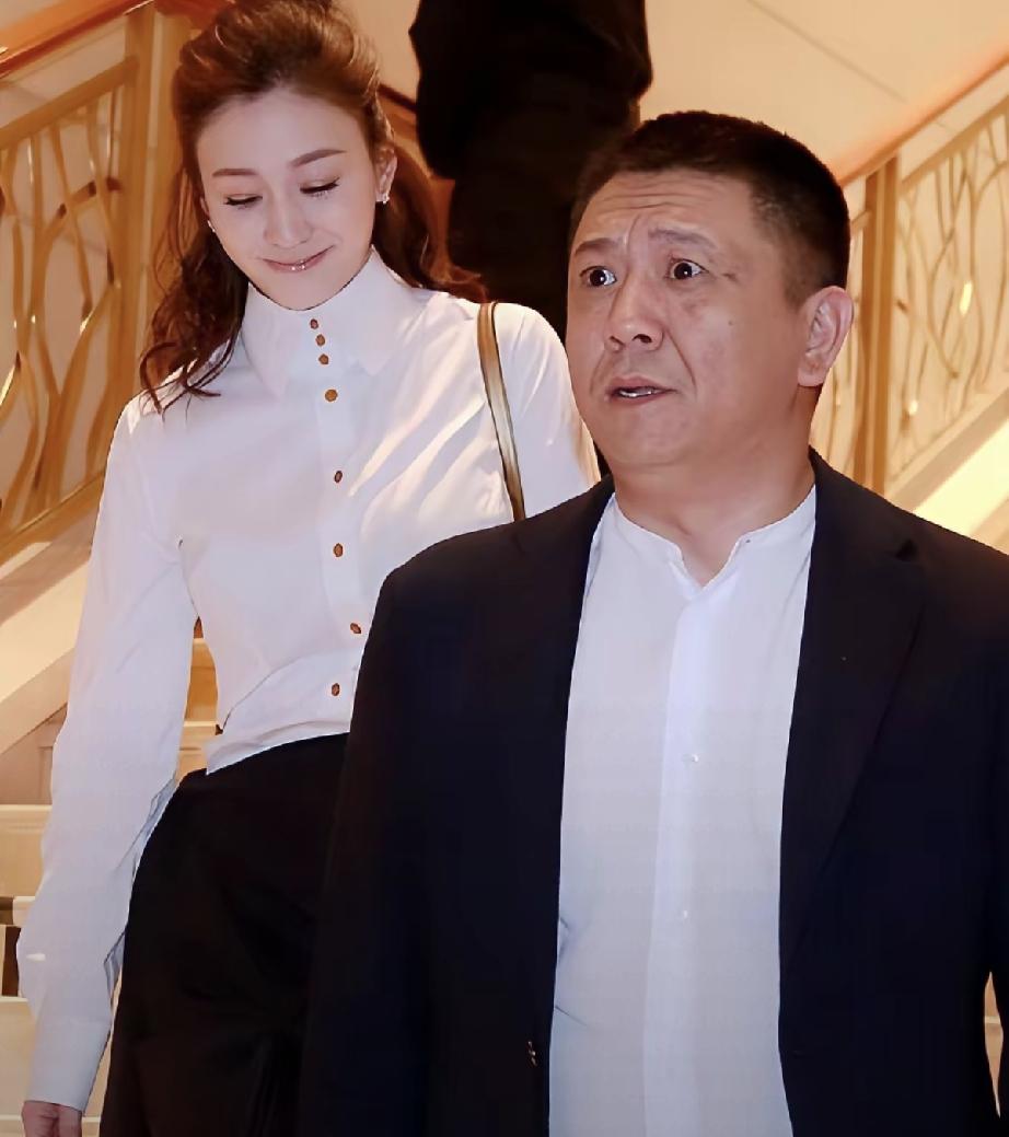 李小冉和前夫徐佳宁相差了仅六岁，年龄上很般配。
徐佳宁的相貌沧桑感十足，与冻龄的