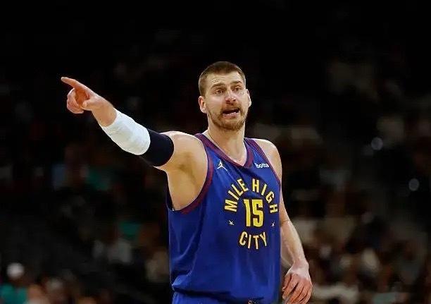 心态彻底崩盘！掘金惨败残阵森林狼，约基奇冲突离场输球又输人NBA季后赛首轮G4对