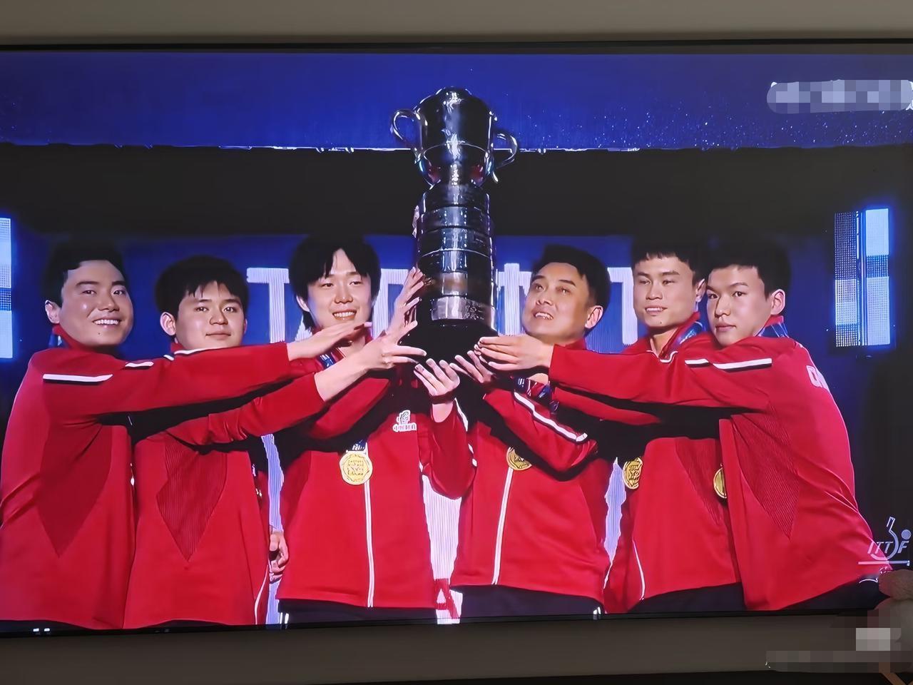 国乒男团在伦敦温布利体育馆，
成功卫冕12连冠，
召开新闻发布会时，
有一名德国
