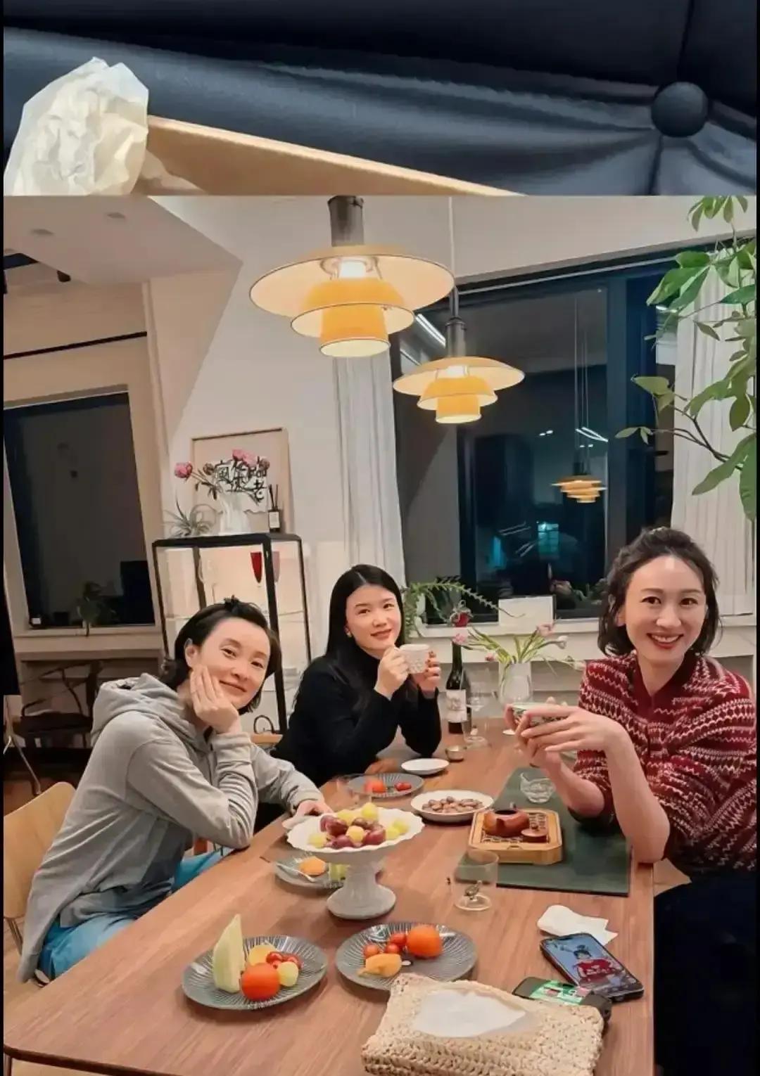 她52岁未婚未育，他们说她晚年会后悔。
 
但你看47岁未婚的陈坤，报道称他“自