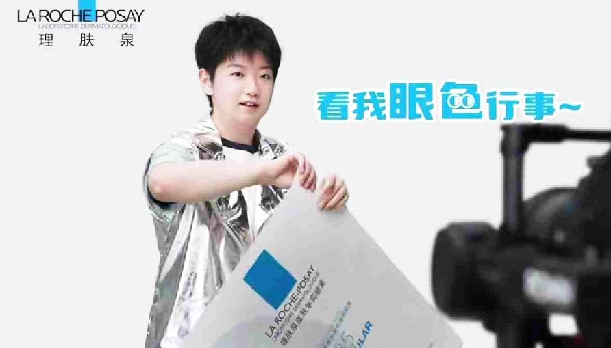 这花絮太搞笑了，
莎莎又出洋相了。

她可不是娇滴滴的小姑娘，
只是轻轻地捋一下