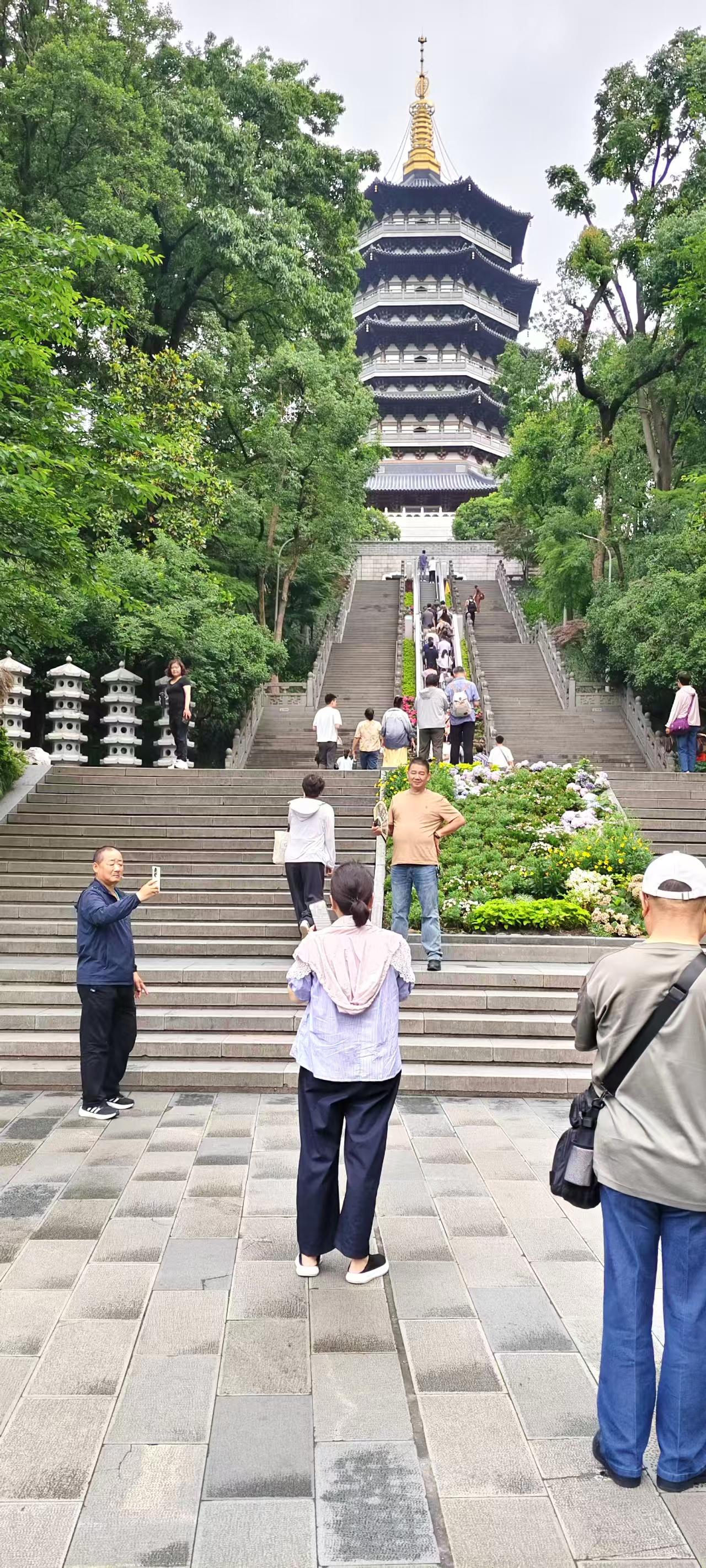 真正高情商的人，都懂两句处世智慧：见人减寿，见物增值。
 
人活到一定年纪，慢慢