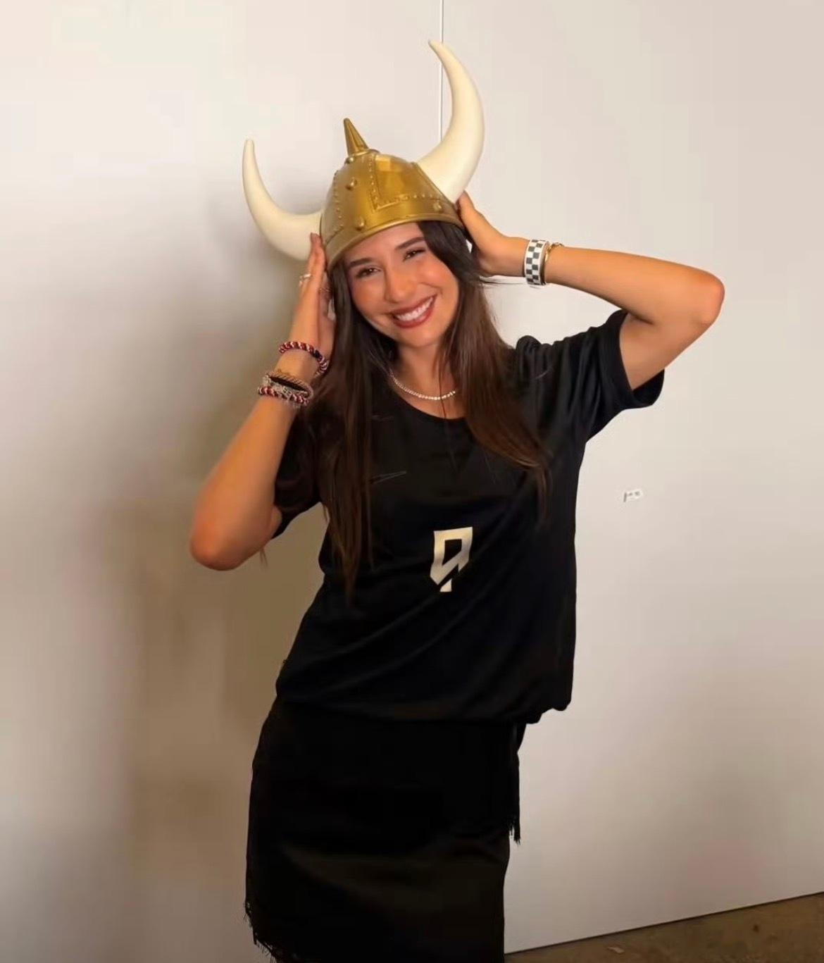 哈兰德女友戴了牛角头盔这顶头盔不仅代表了维京战士的荣耀，更象征着她作为“队友”的