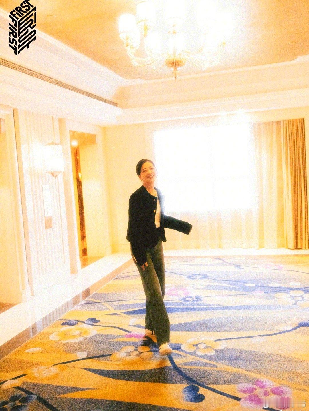 梅婷这是准备要一步跨过太平洋吗？好大的步子，不知是什么意思？ 