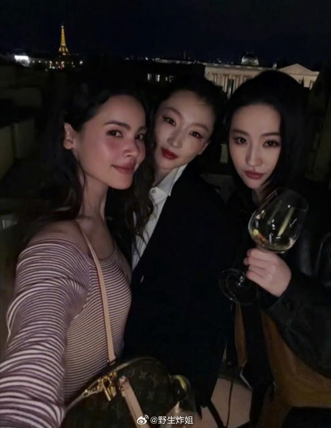 也是活久见了，看到了刘亦菲跟周冬雨这两位的大秀活动同框啊，两位都是大花级别了，谁