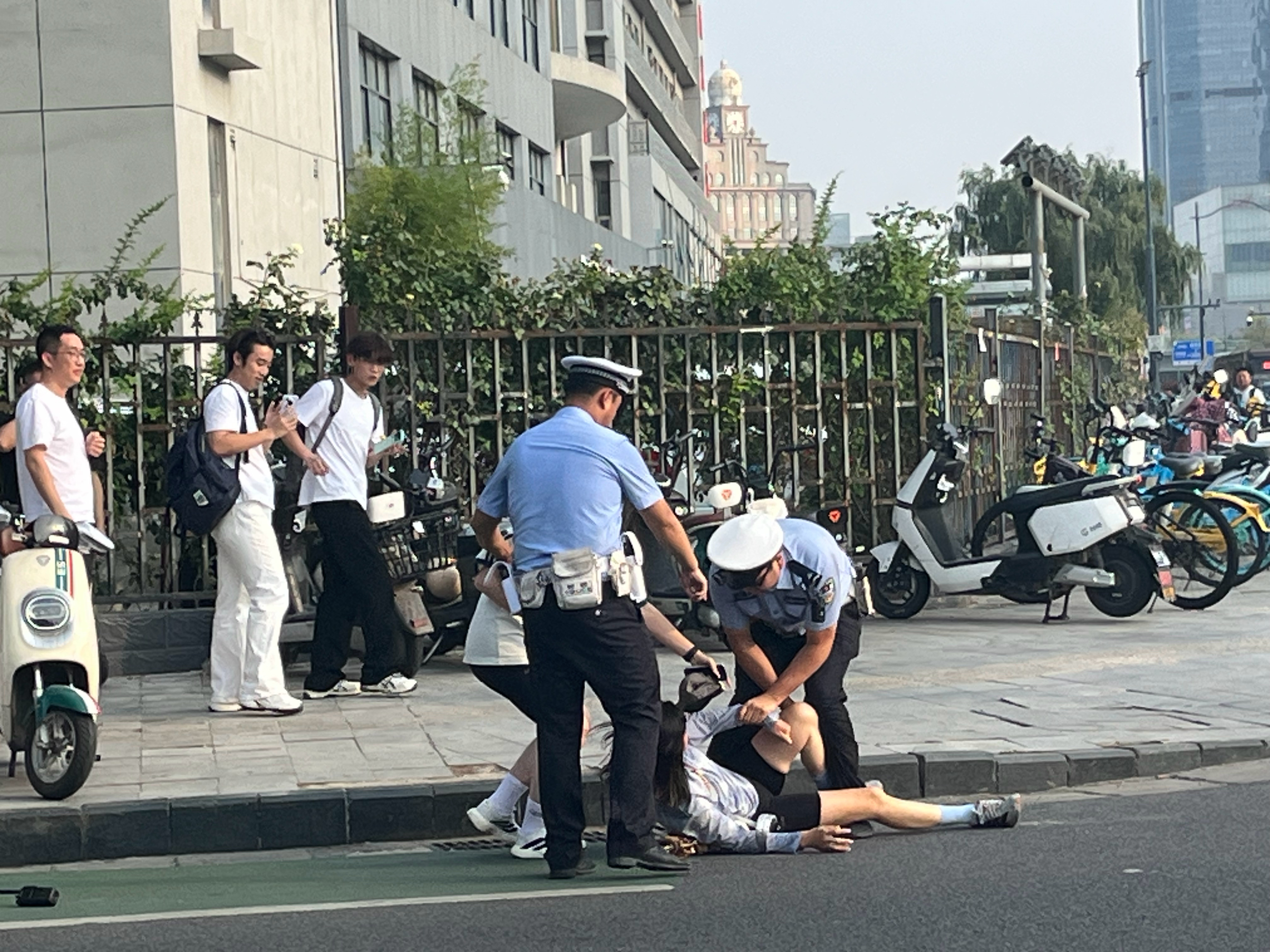 房东拒改消防隐患其妹开水泼辅警就有这样的人妨碍执法还斗志昂扬前天我回家过马路在路