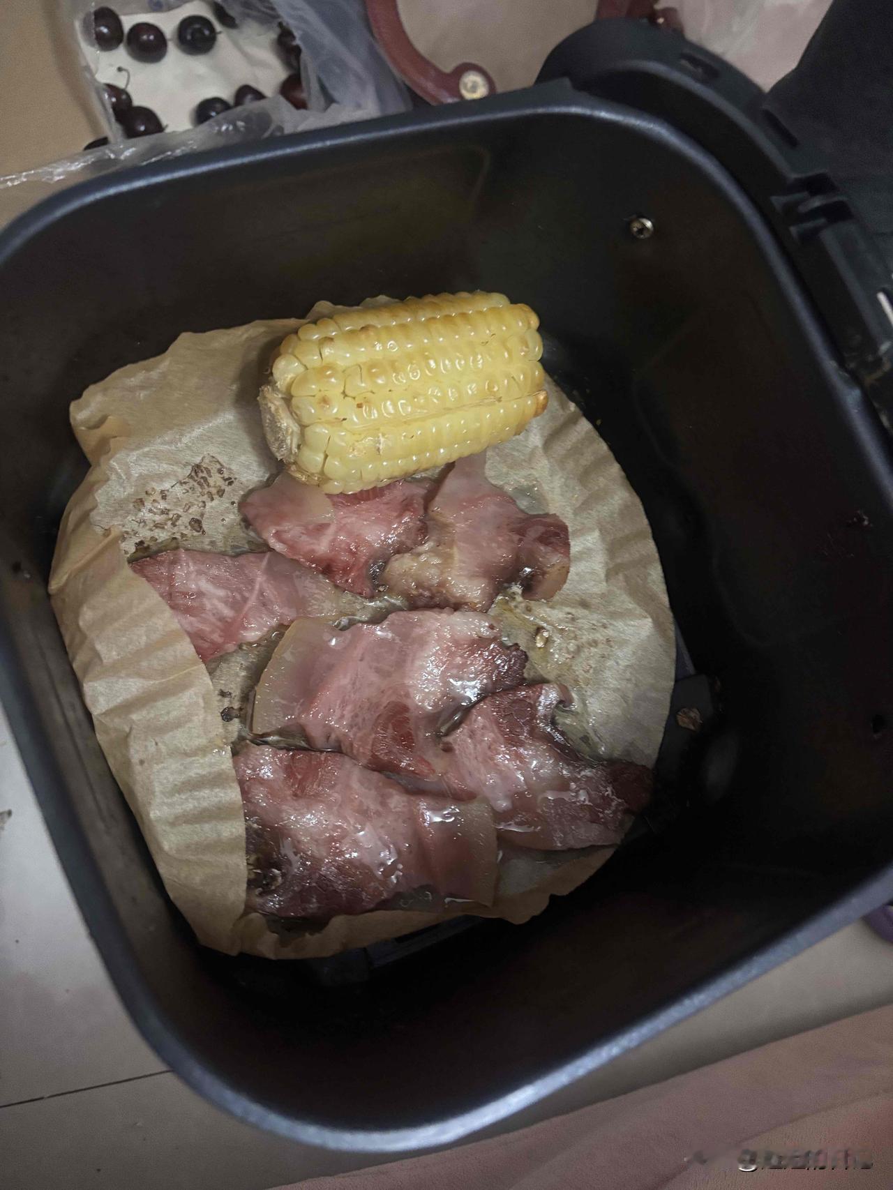 我的早餐，老杨早晨起来把粥做好了，又烤的玉米，烤的牛肉，看来又要吃多呀。

最近