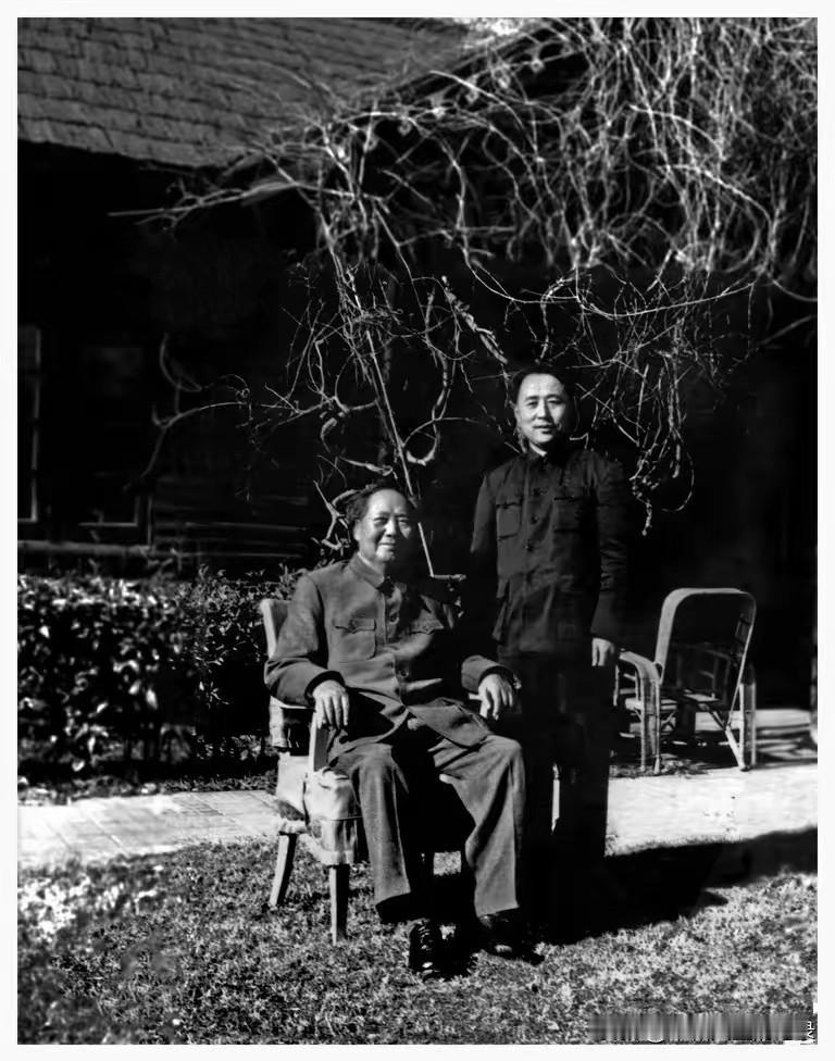 1966年7月1日，中国共产党45周岁华诞，毛主席在武昌东湖宾馆与专职摄影记者钱