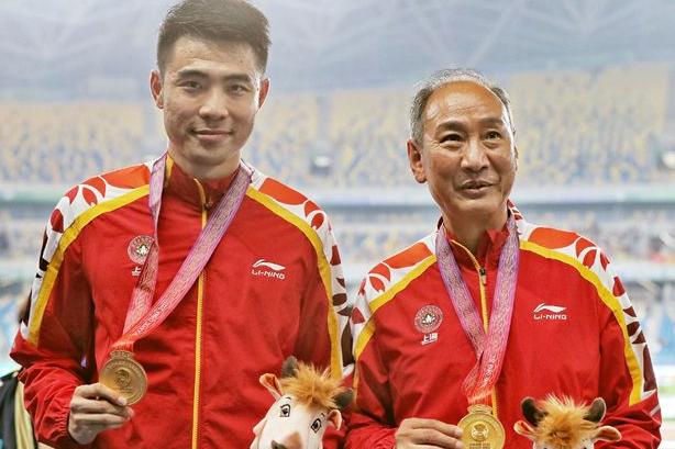 刘翔71岁的恩师孙海平，退休后依旧守在前线，被特聘重返莘庄基地带训！令人震撼的是