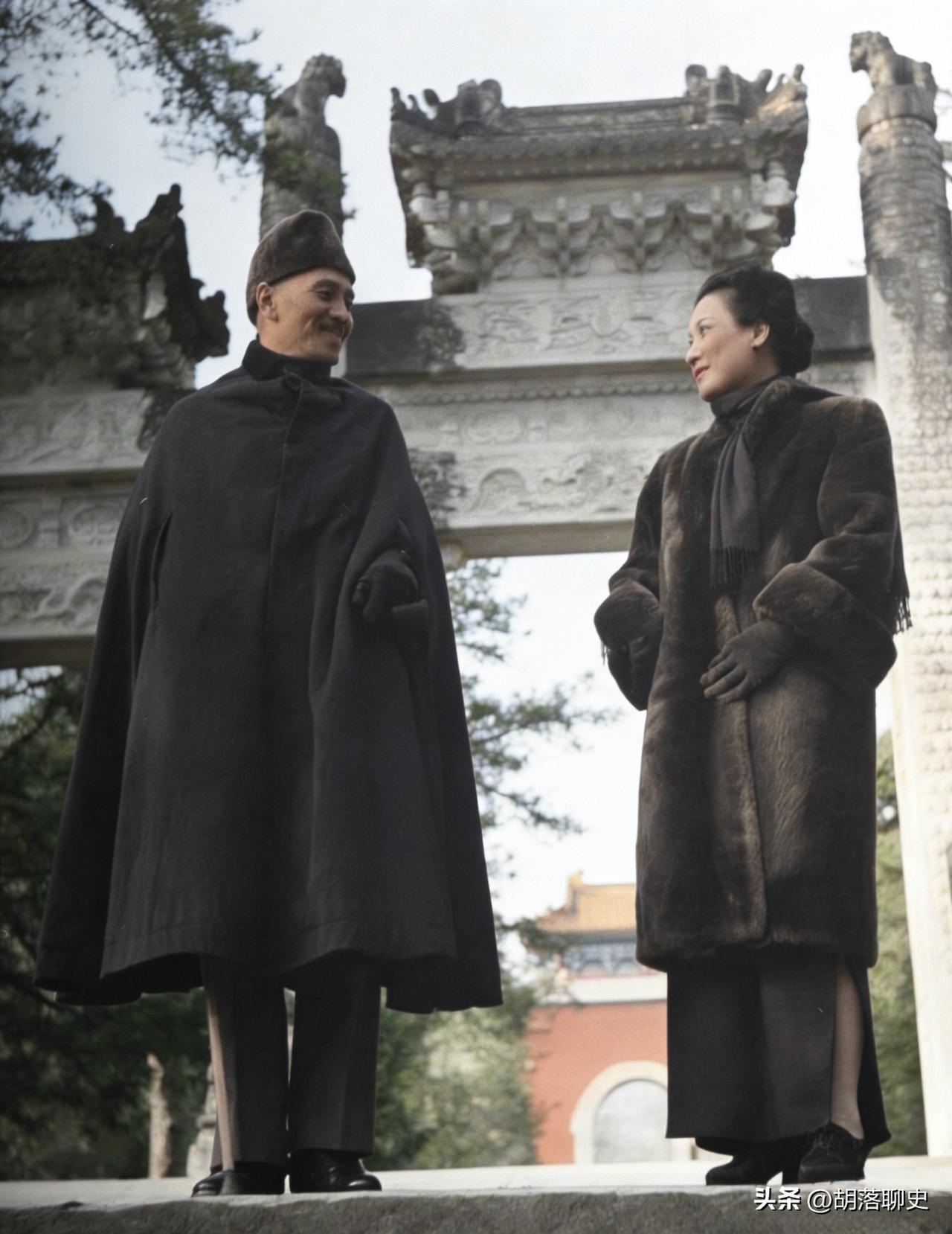 蒋介石与宋美龄在香山碧云寺石牌坊前含情脉脉的一张照片！
照片中，蒋介石穿着笔挺的