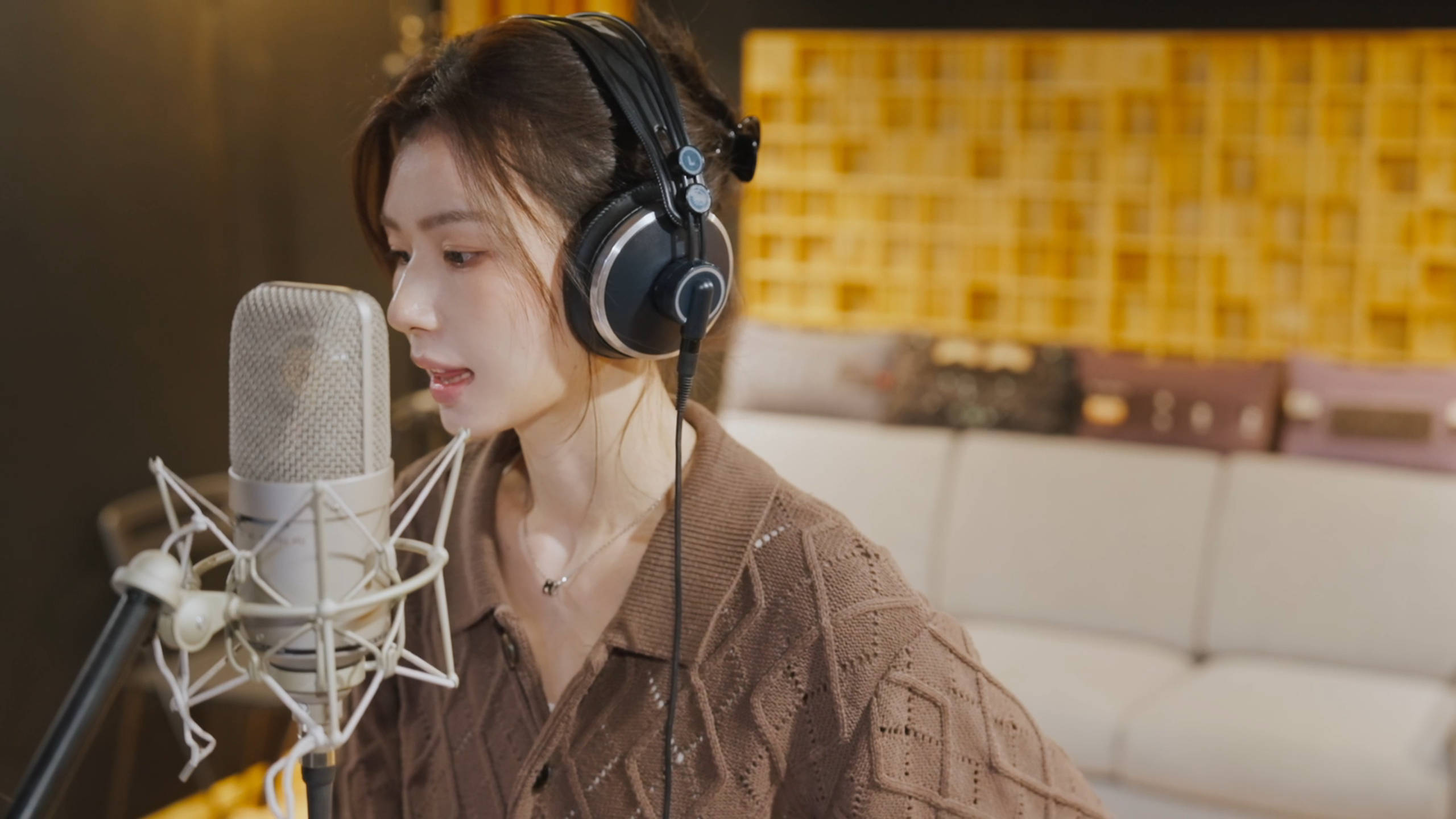 周芯竹发歌 周芯竹的首唱单曲今天上线了，不完美也是完美，美女姐姐有心了[doge