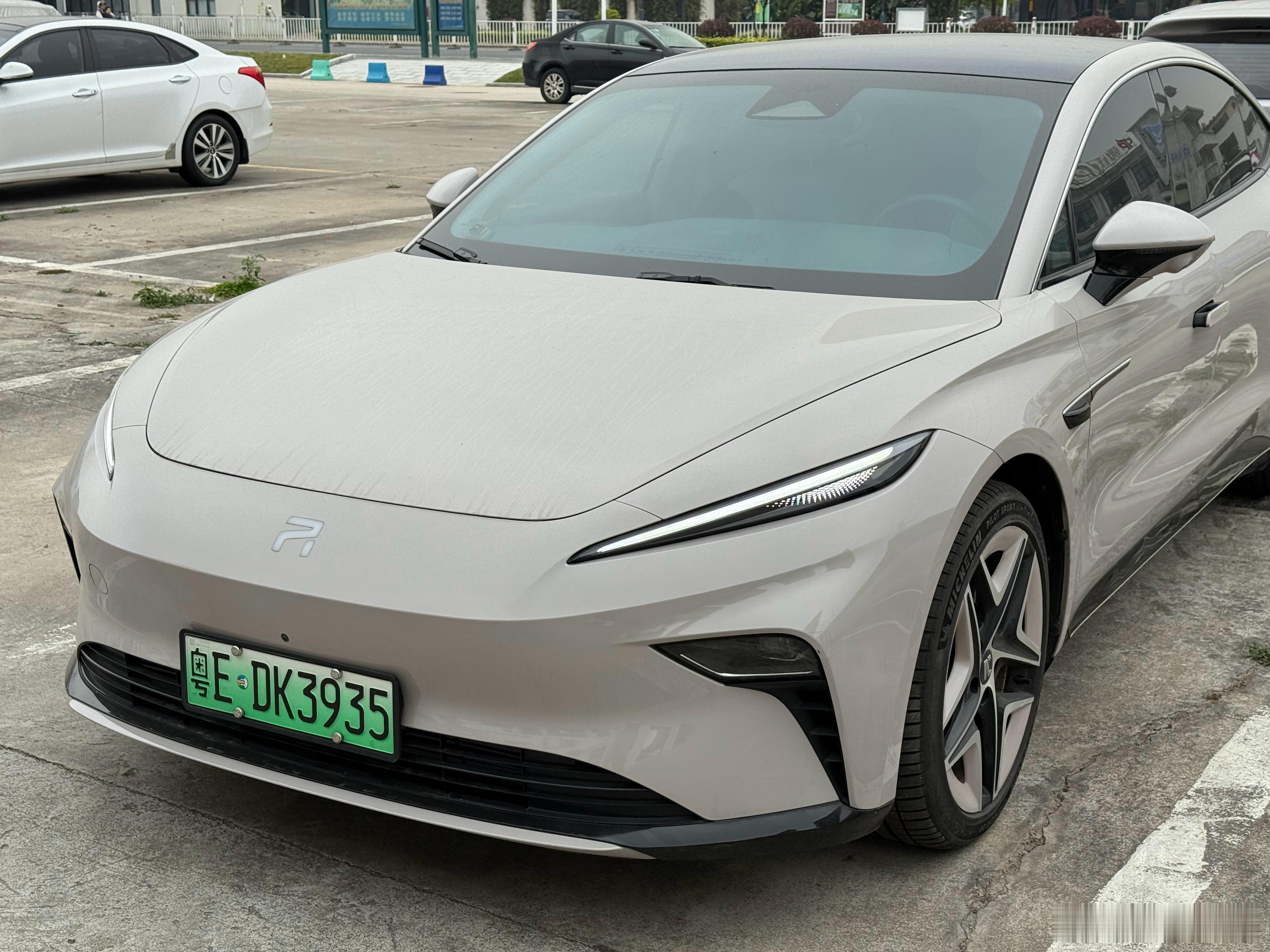 准备给飞凡换一套智己的大陆卡钳，顺便看看我的桌椅，始终没有凹陷。 