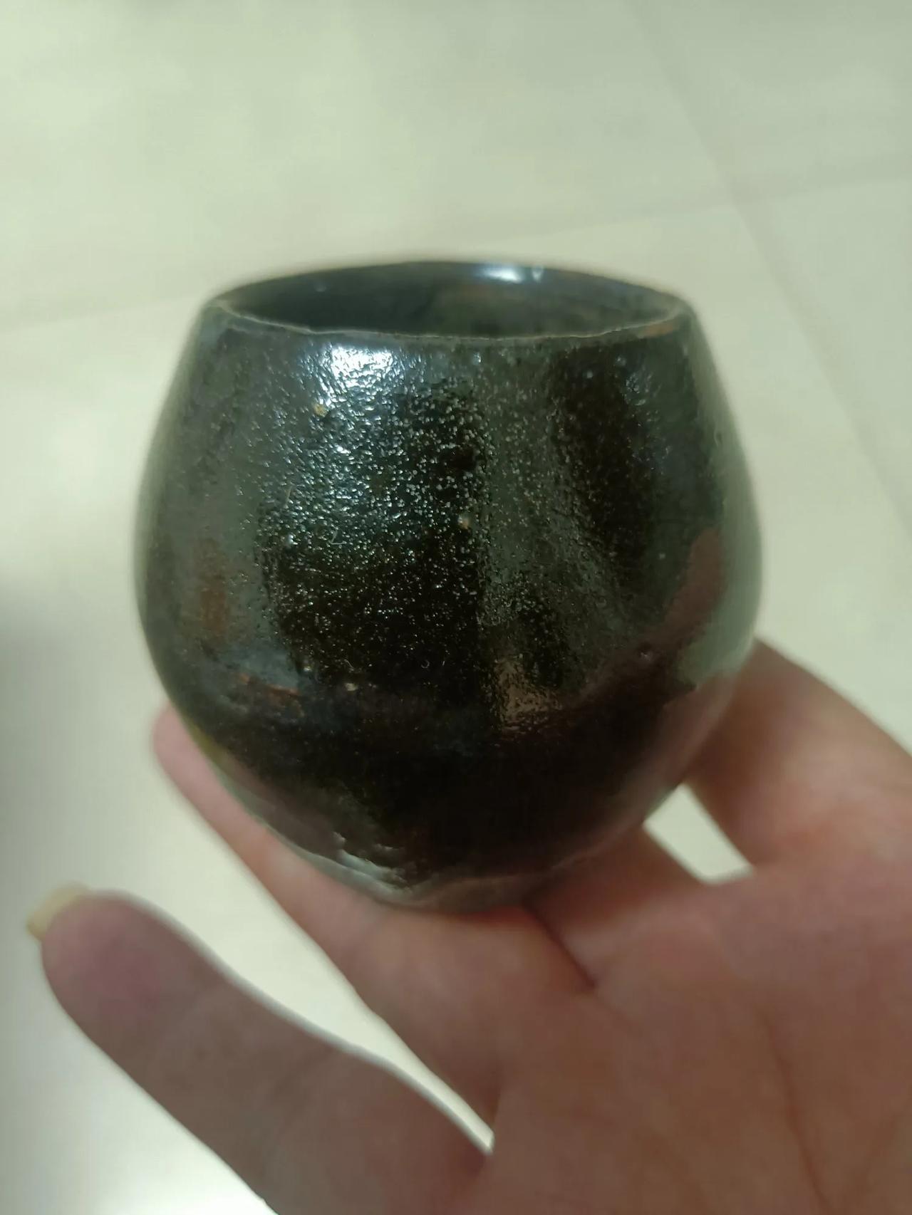 [玫瑰]清代中医瑰宝：黑油拔罐鸡心罐的传奇

在清代老物件的神秘领域中，黑油拔罐