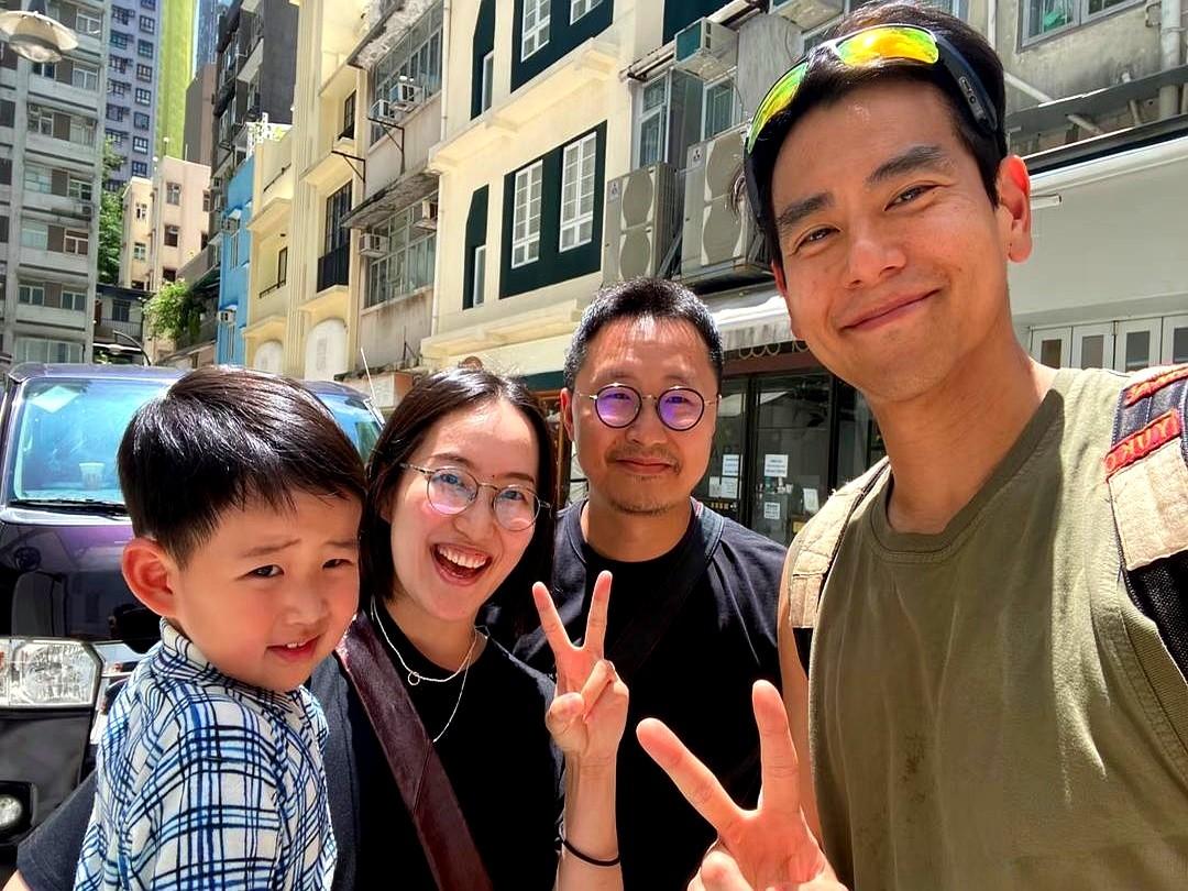 彭于晏这状态，说他43岁谁信啊？！

最近有网友在匈牙利布达佩斯碰见他了，真人又