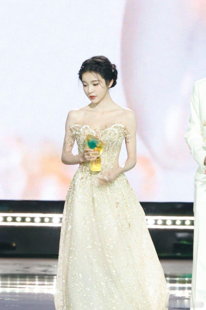 这个奖早该饶嘉迪拿了 看到饶嘉迪获得星光大赏年度剧集新面孔奖，真的觉得她太棒了！