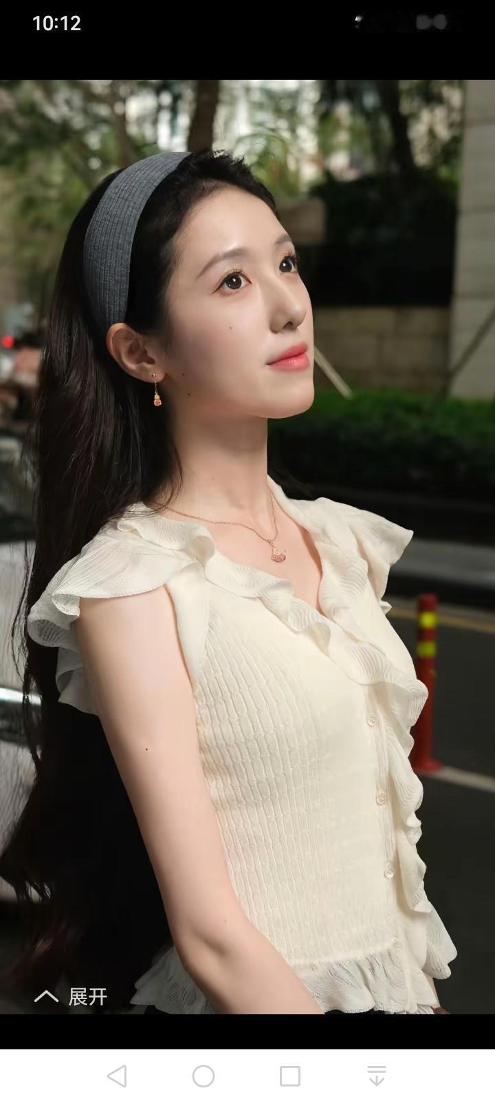 都市女孩的优雅日常，浅笑中透着自信与温柔。
