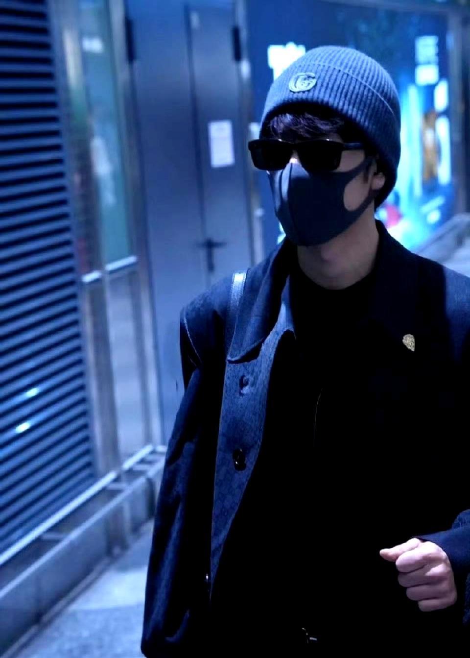 别盯着肖战的大衣看了，他腰上那根东西，才是Gucci这次米兰大秀的全部底牌。
 