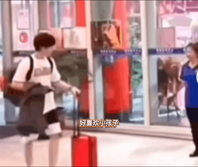 没有莎头参加的亚锦赛，似乎也没有多少人关注，看台也是空空的。
我们好期待着莎莎和