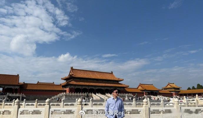 陈奕迅晒故宫游客照，打卡照中故宫的恢弘震撼人心！他的身影融入其中，历史与当下碰撞