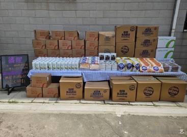 林一主打一个默默请客林一请客这波属实足够豪爽，悄悄备好成堆零食饮品，同时给到三个