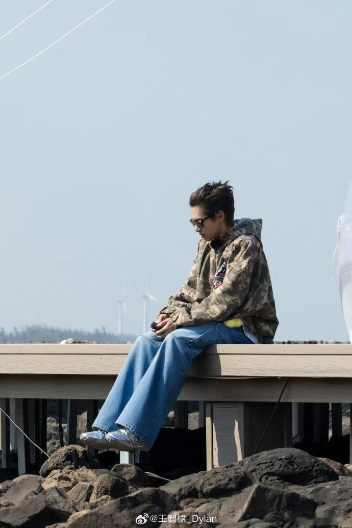 王鹤棣自己去海边坐了一小时，这一小时思考啥了啊 
