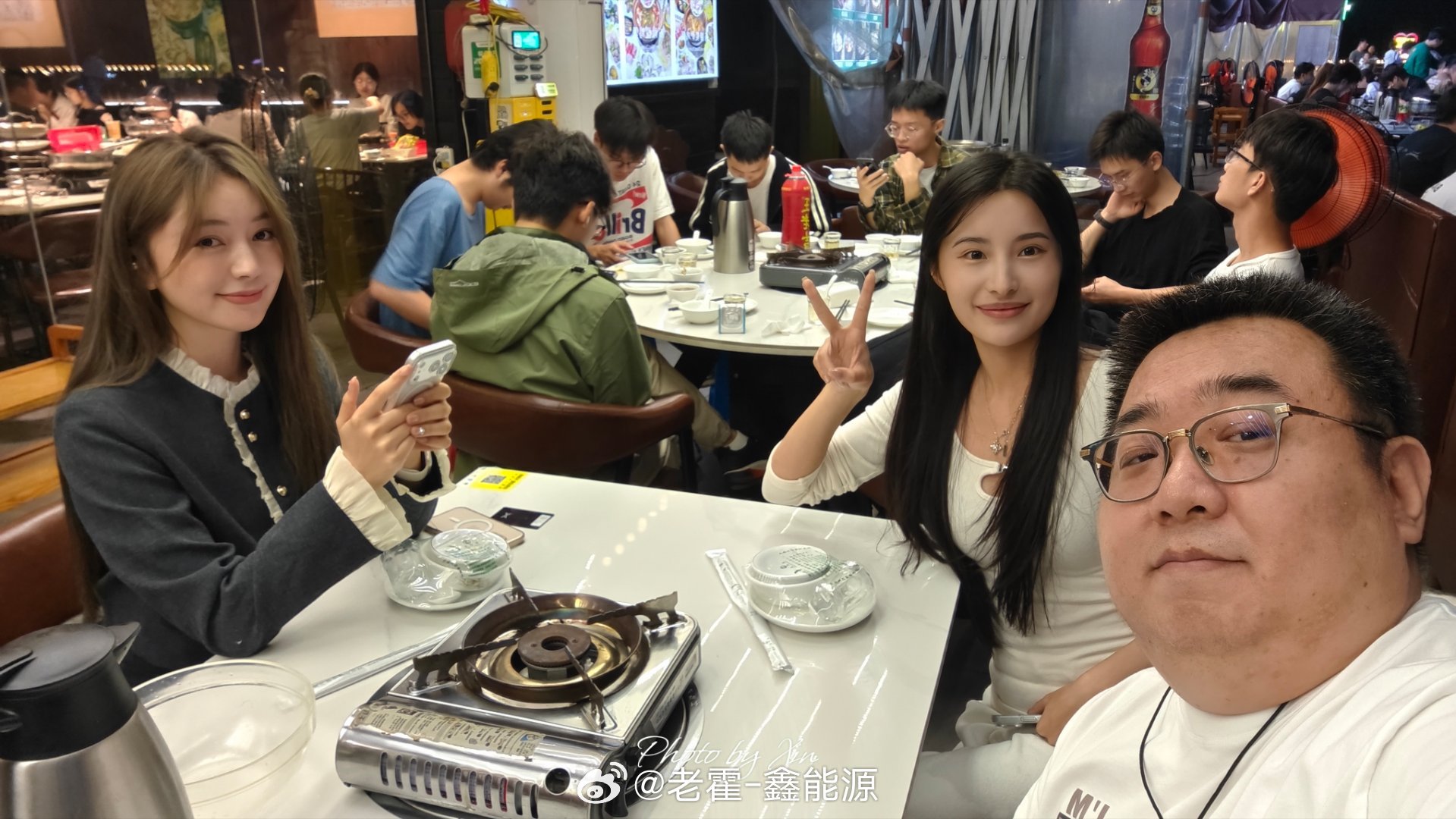 到广州第一顿~感谢老师热情招待我和老师~和两位美女吃饭，我也是颇为紧张啊老霍随便