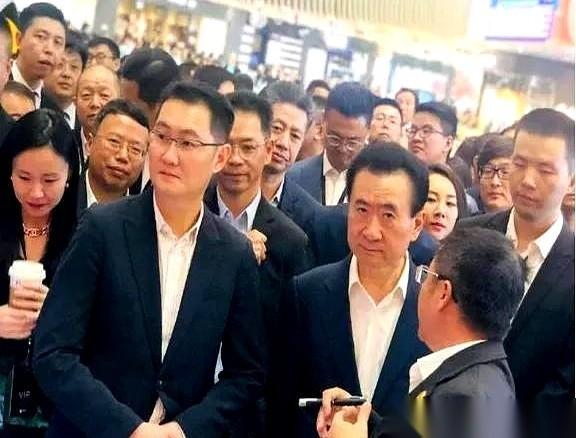 万达电影彻底换了招牌。
4月19日，一纸公告砸下来：万达电影正式更名为“儒意电影