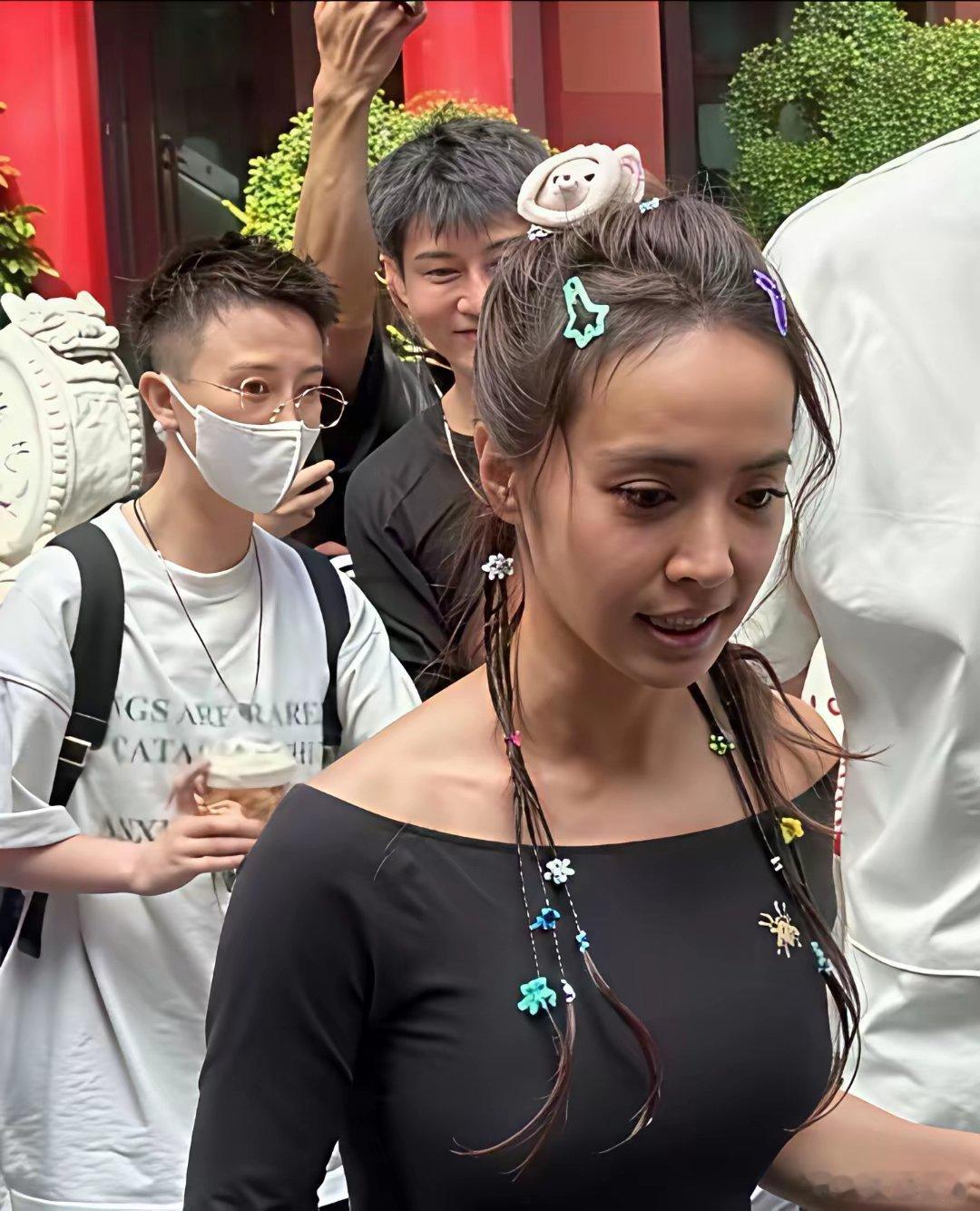快50了吧？看起来那么年轻，彩色编发，少女感拉满。 