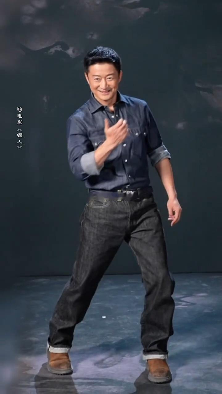 吴京跳刀马刀马吴京也太会整活了！戏里硬核又飒爽，戏外活力满满跳刀马舞，反差感直接