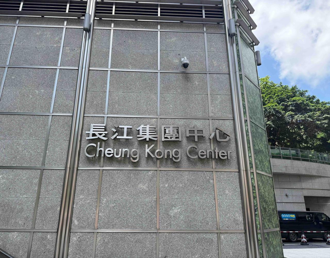 昨天去香港办事，刻意选择步行前往，经过很多有故事的地方，感觉挺兴奋的。

  人