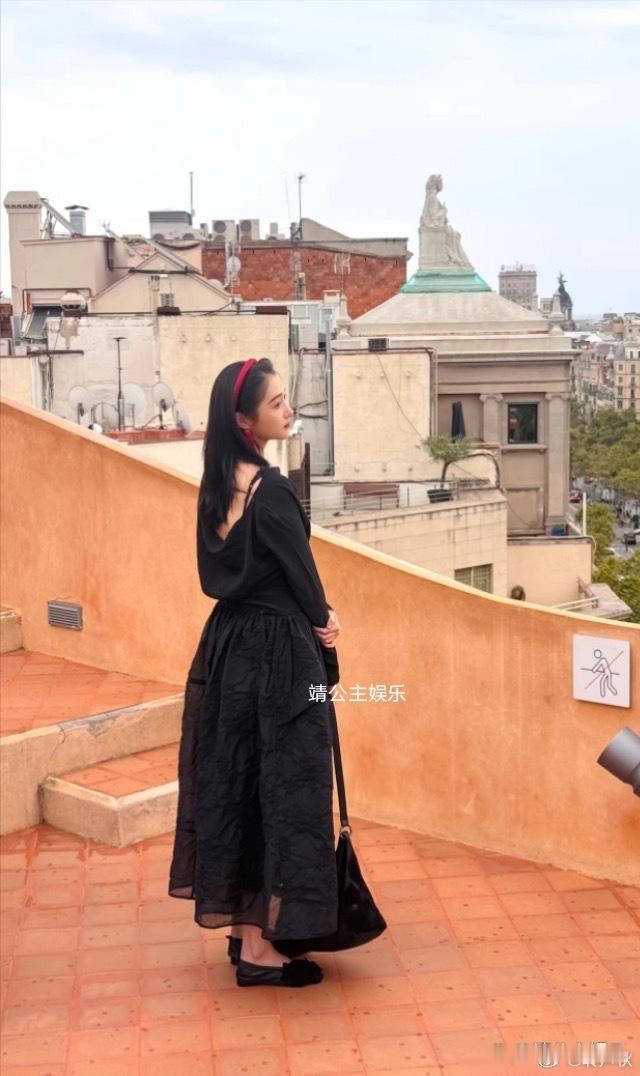 关晓彤带妈妈去巴塞罗那旅游了，母女俩长得好像 ​​​