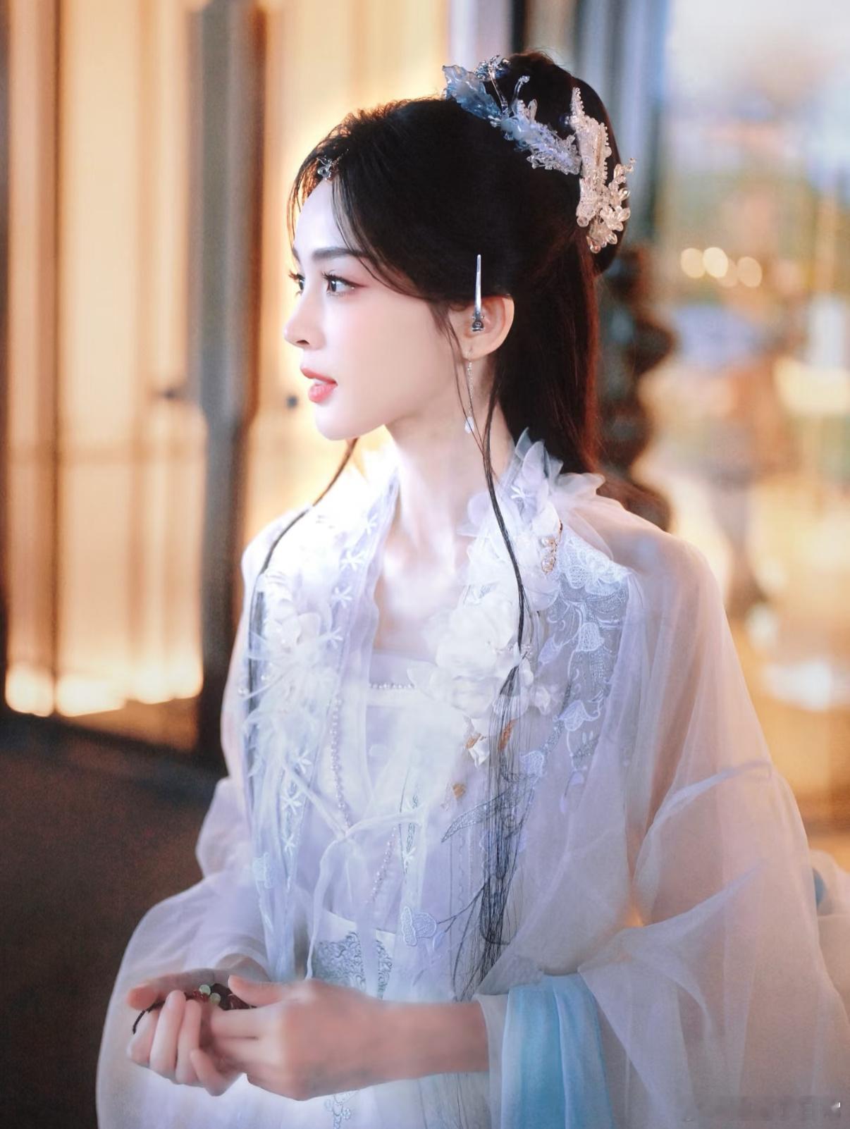 以为内娱又抬待爆剧上桌了花好月圆中秋晚会 这次晚会简直不输任何一部大剧，整体风格