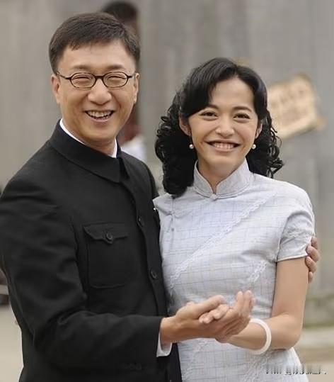 看到姚晨离婚的消息，一下子就想起她和孙红雷演的《潜伏》，这么多年过去，依然是谍战