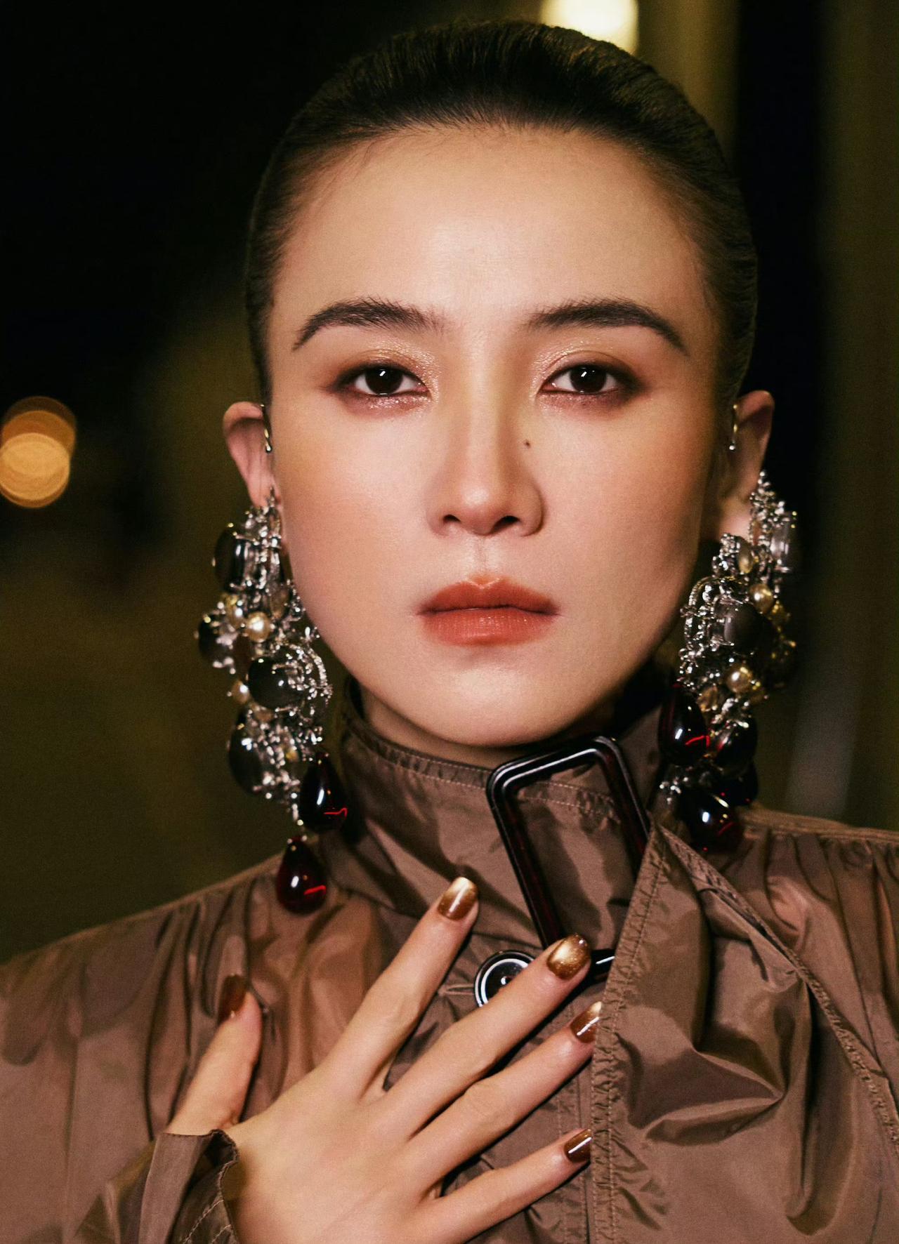 时尚圈的“狠活”：Saint Laurent巨型耳饰，只有宋佳能驾驭
 
Sai