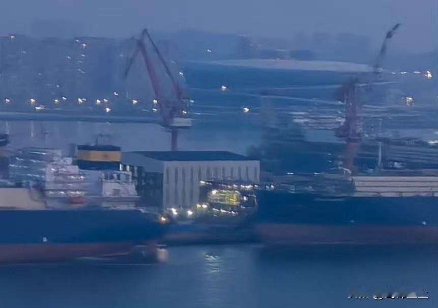 凌晨的第四艘航妈建造现场，通宵达旦，24小时三班倒，人停机器不停
对于彻底超越美