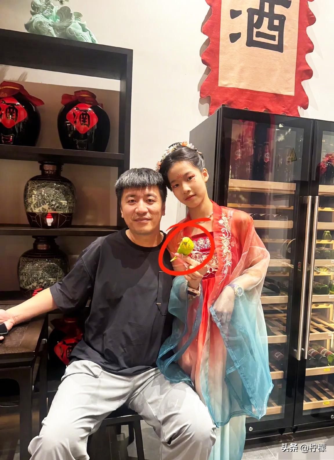 张雪峰基本财富自由了，为何只有一个女儿，并没有生二胎、生三胎？
其实答案很暖心，