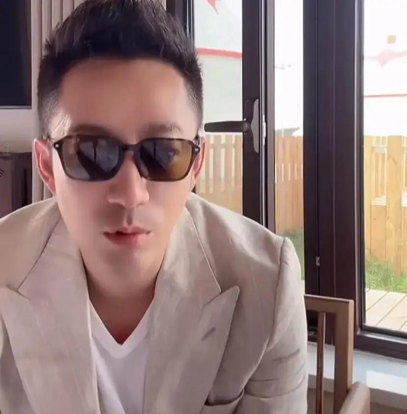 ①汪尊重小孩，选择在湾湾读书
→网友：为什么汪不管小孩，让后妈的妈妈带？真是可怜