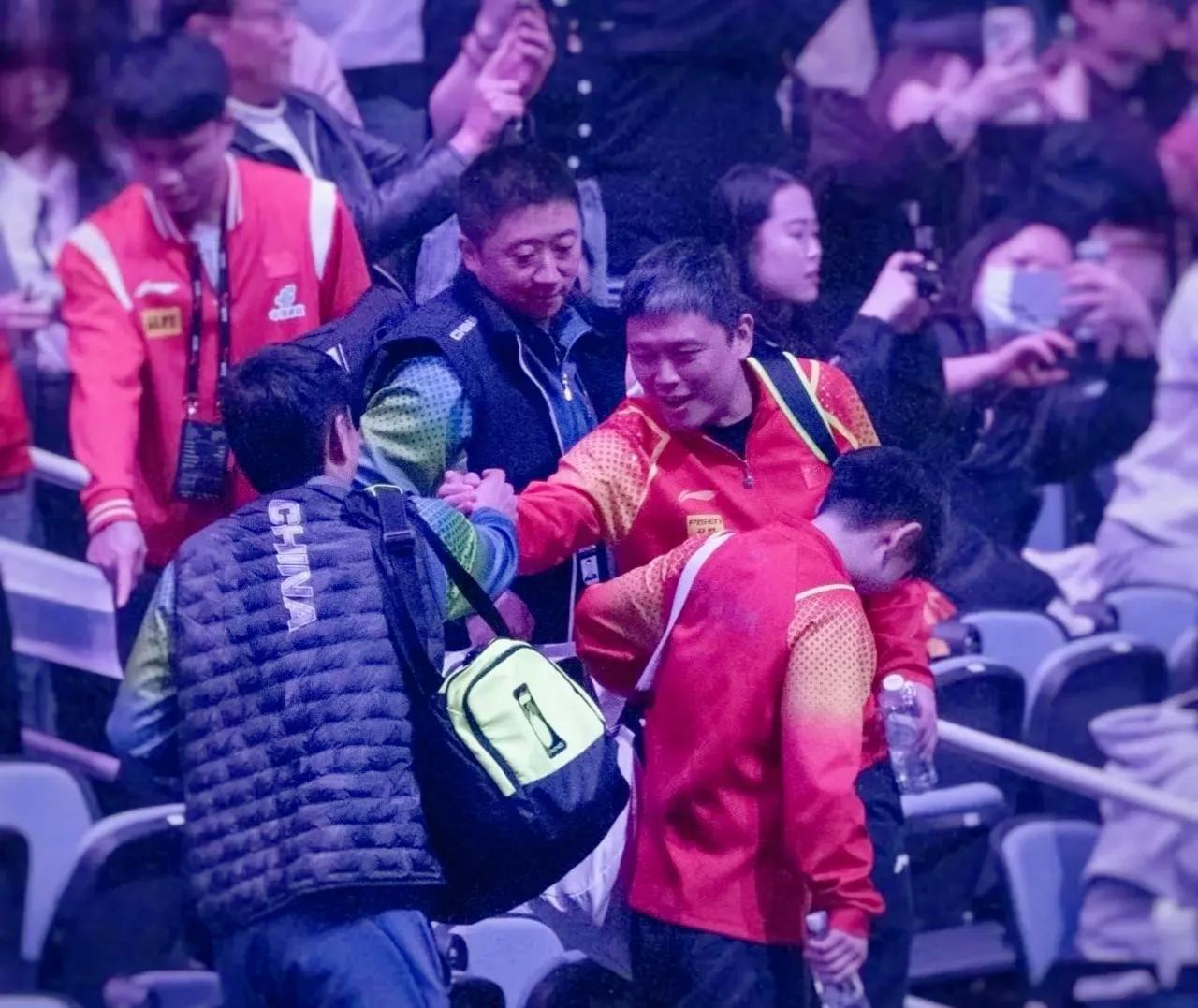 两个幸福的男人！
仁川冠军赛落幕，有球迷拍到邱贻可和刘志强两人赛后笑着开心的握手