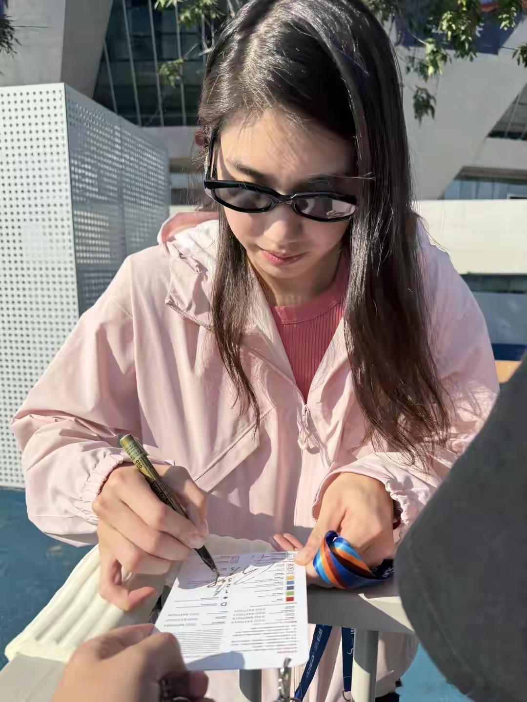 张雨霏探班郑钦文中网训练，穿粉色休闲外套戴着墨镜甜美可人！ ​​​