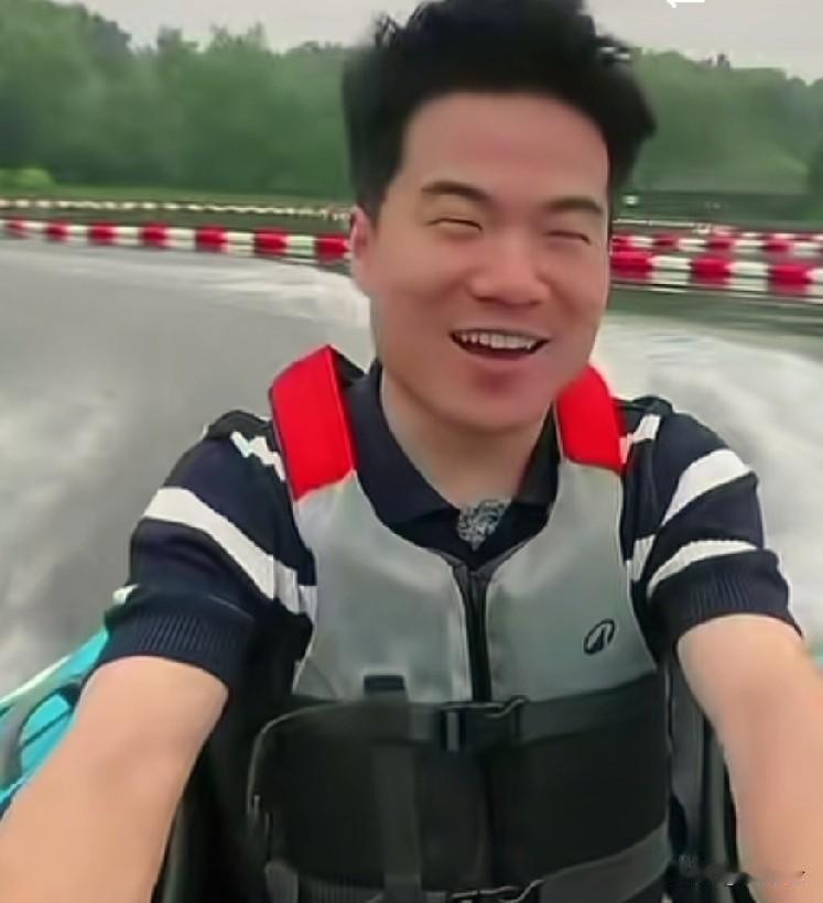 董宇辉喜欢速度和激情，一遇到这样的项目，玩起来嘴角就下不来，眉眼笑得弯弯的。下着