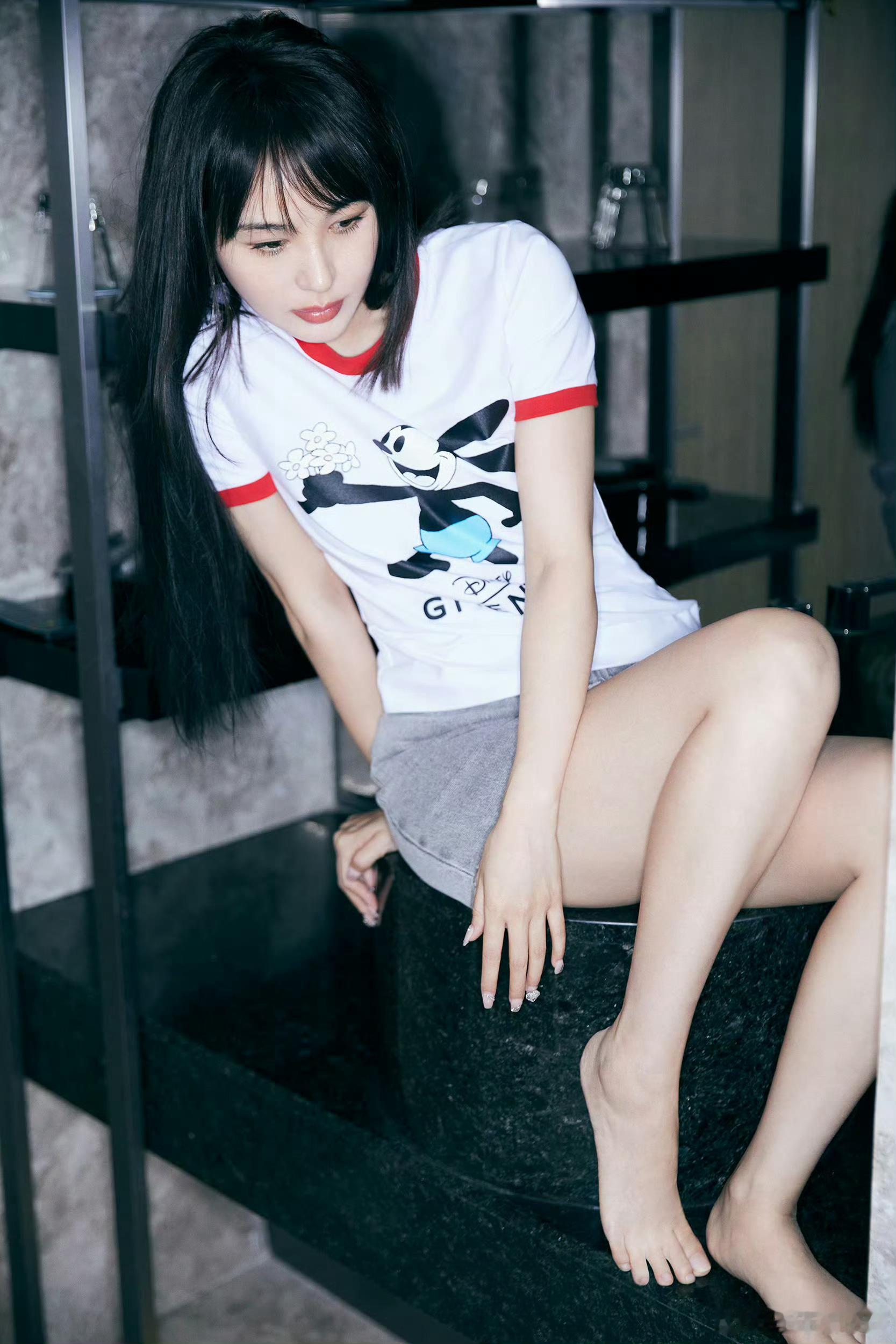 李菲儿裸足好可爱