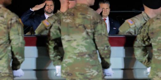 阵亡美军士兵父亲揭战争部长赫格塞斯撒谎
美国战争部长赫格塞斯18日私下会见了在伊