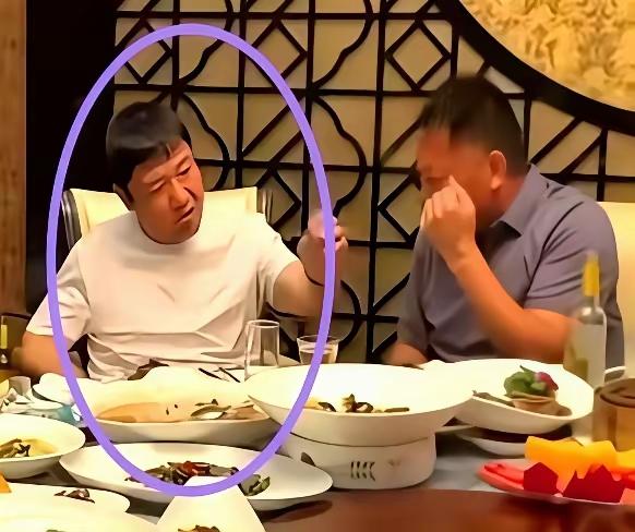 贾冰这回也算是，
吃一堑长一智了！
估计他以后再也不敢和别人随便吃饭了！

本来