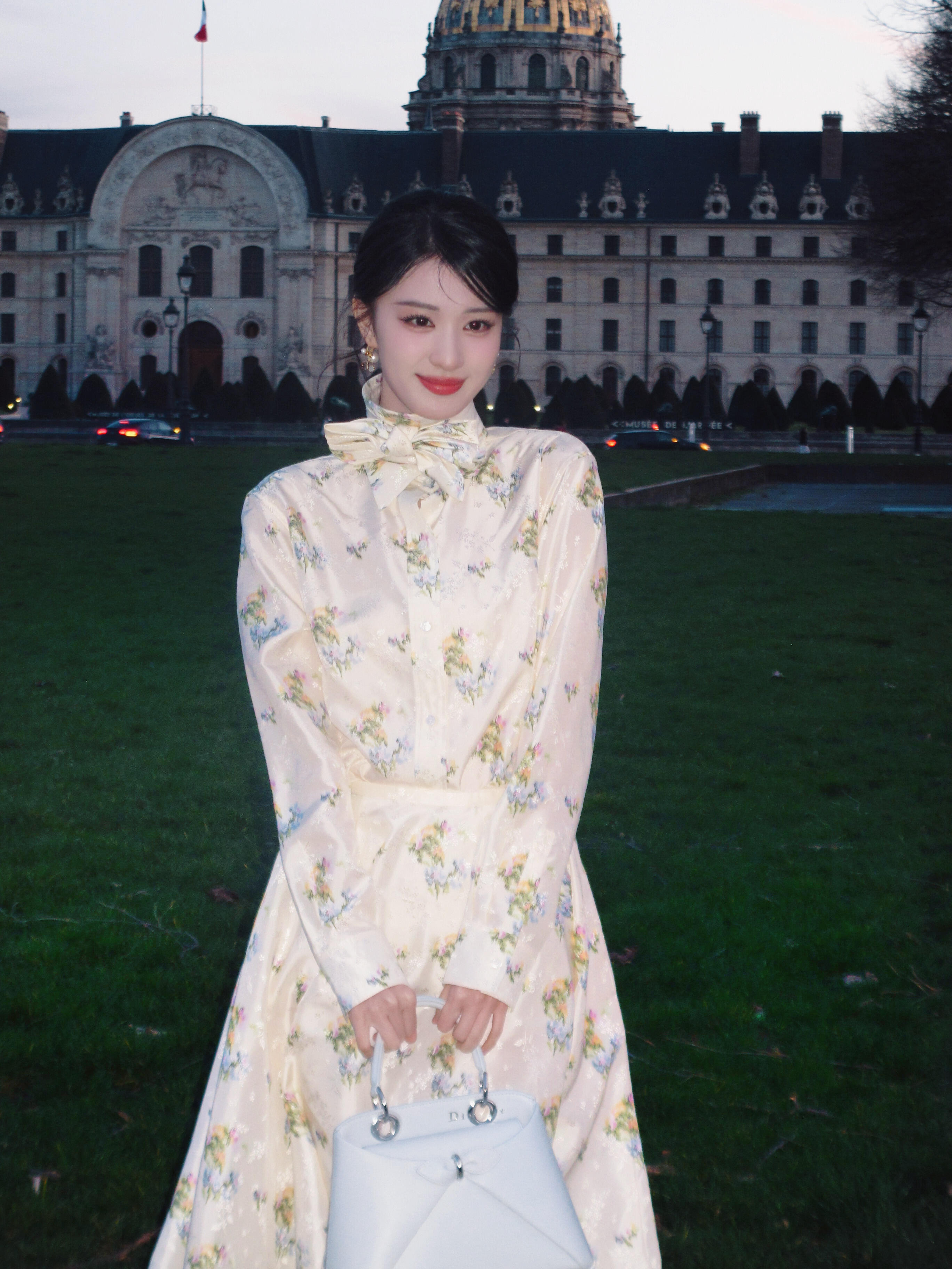 手袋crush时尚灵感解读漫步金陵城，邂逅周也全新迪奥线下亮相。清冷公主切短发利