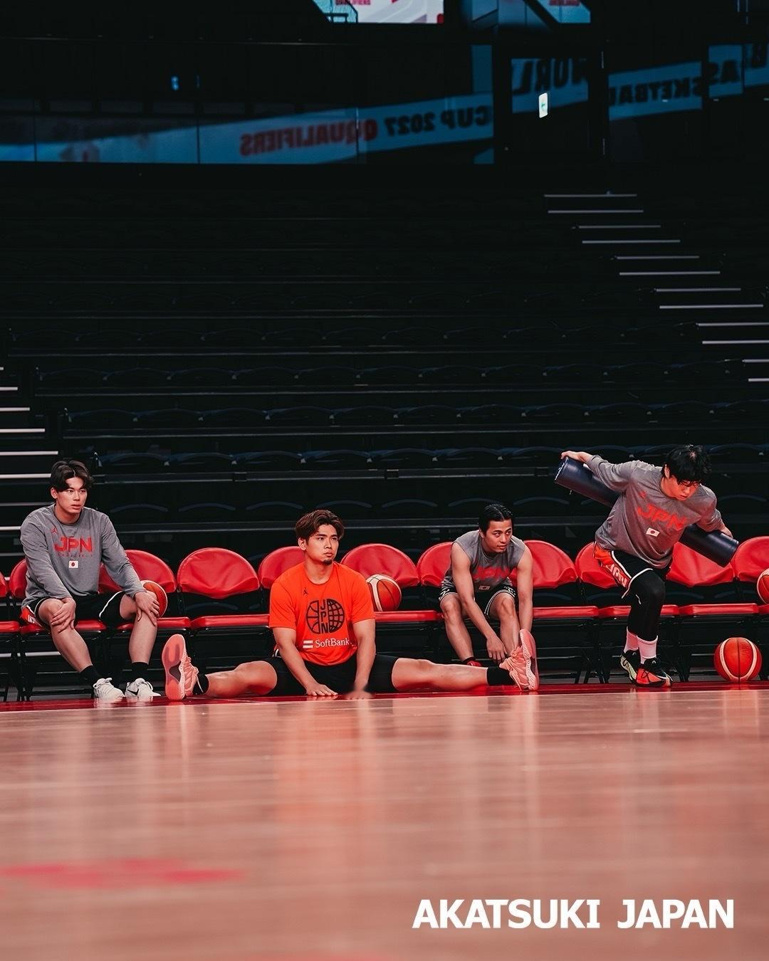 日本男篮官方更新，他们已经提前适应比赛场地，从图中也可以看看这个馆的条件。另外，