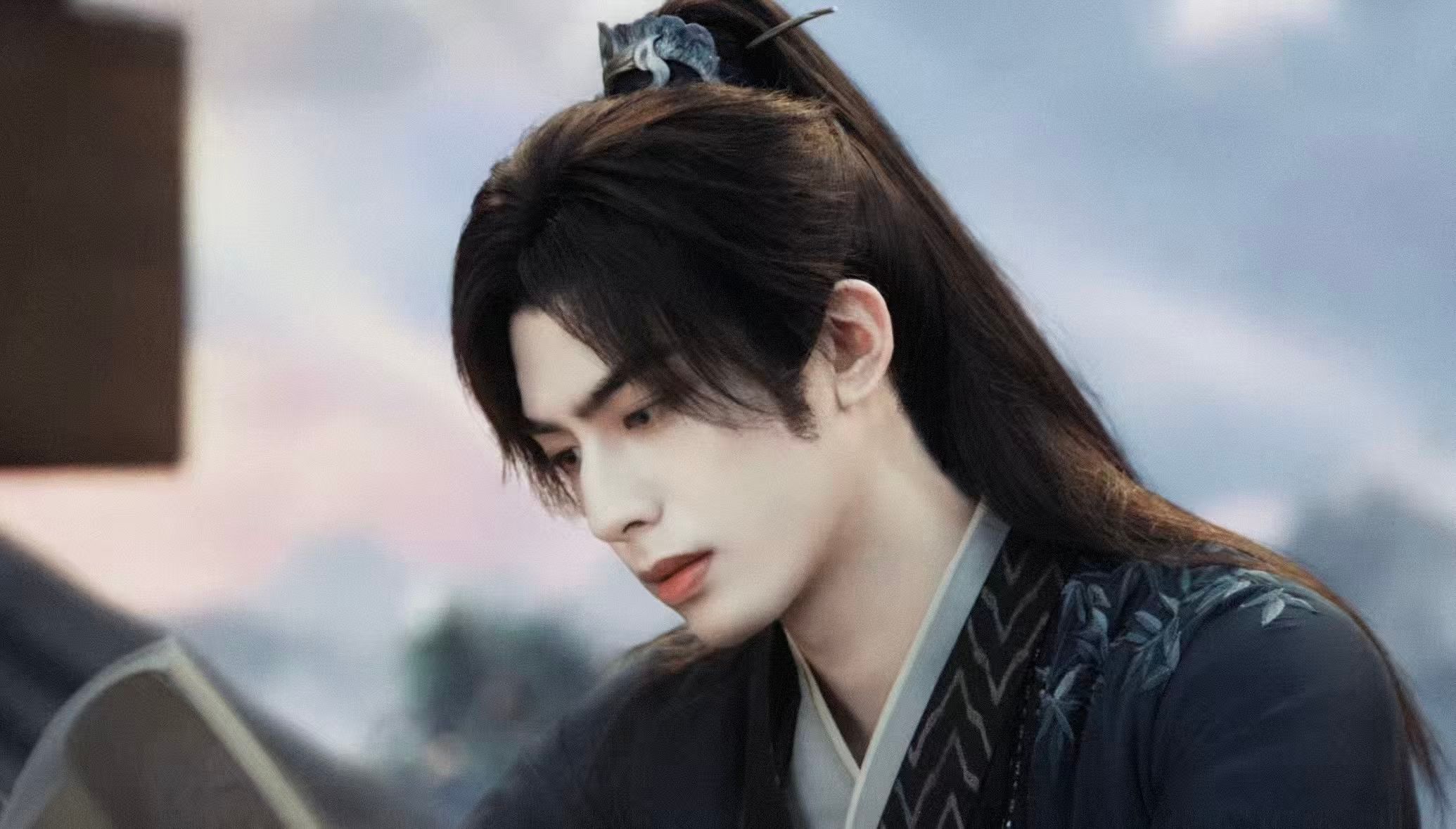 宋威龙圆了小时候的仙侠梦  宋威龙在《千香》里的魔尊造型，完美呼应了“小时候的仙