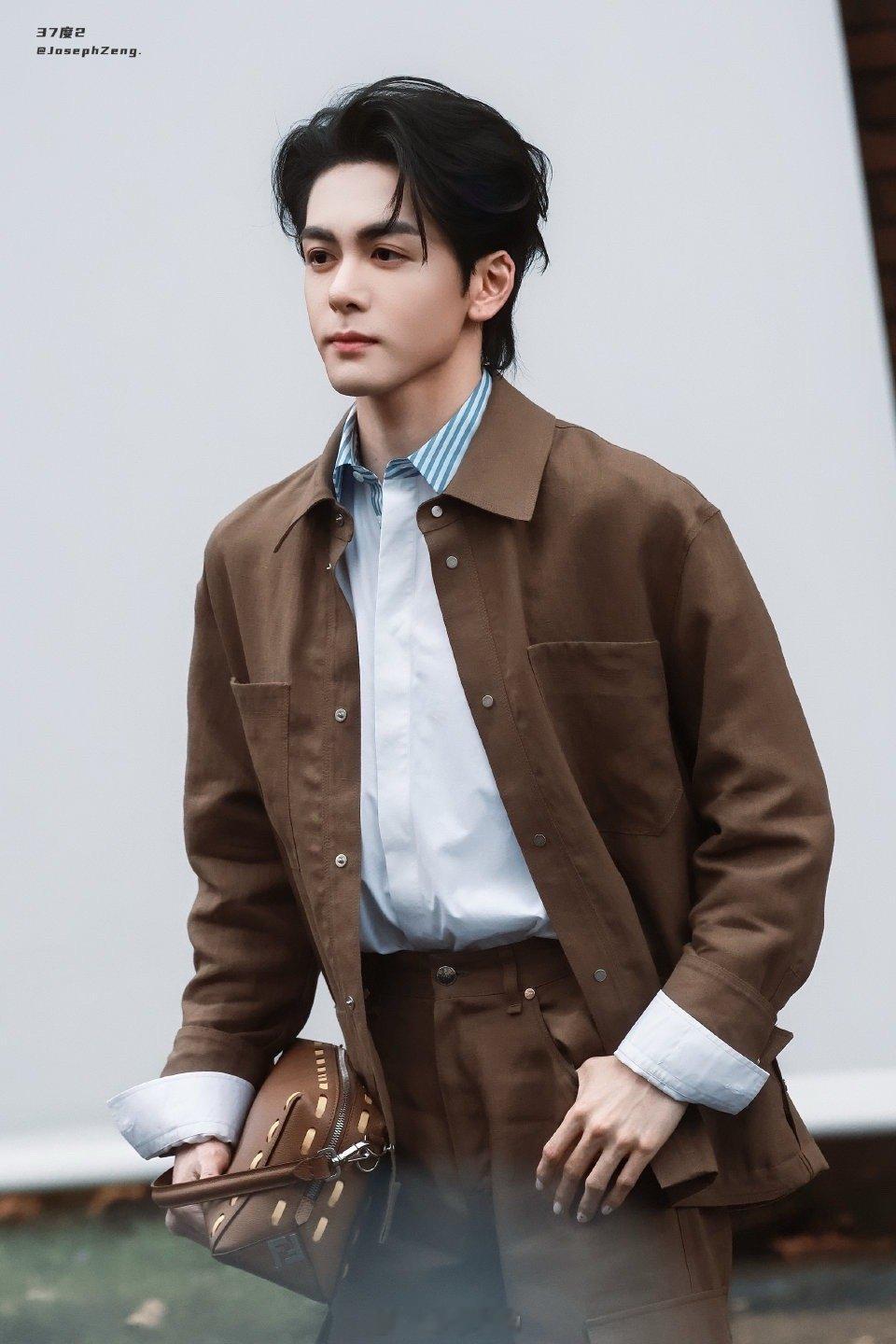 曾舜晞风也温柔人也温柔 看曾舜晞喂流浪猫的这段心都软了，怕吓着小家伙连呼吸都放轻