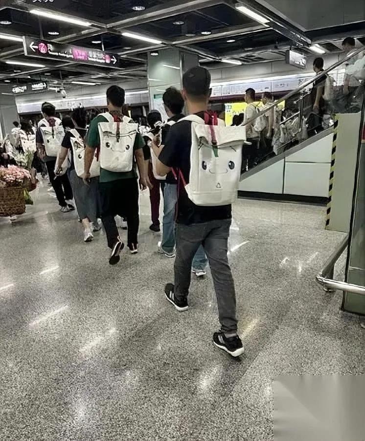 广州又整活了！

全运会志愿者背包刷屏地铁。

不是logo轰炸，是一只软萌笑脸